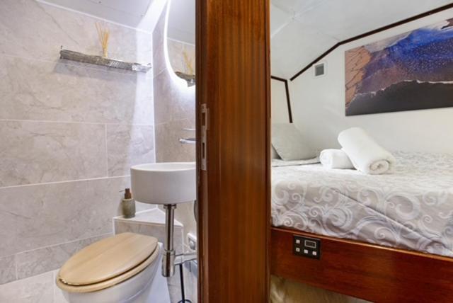 圣阿德里安-德贝索斯 Charming Boat In Barcelona - Perfect Getaway酒店 外观 照片